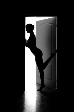 一個美麗的年輕女人的輪廓