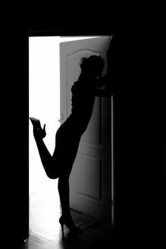 一個美麗的年輕女人的輪廓