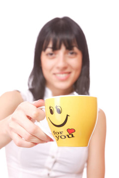 漂亮的女商人拿著咖啡杯。