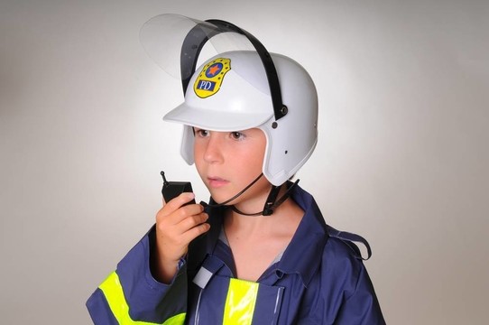 警察服裝男孩