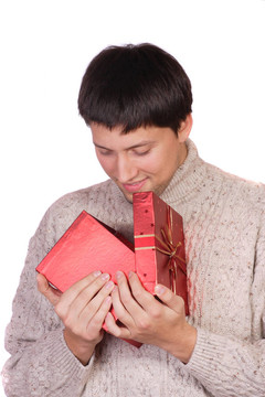 年輕人帶著一個(gè)禮品盒