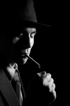 一個(gè)戴著灰色帽子的男人