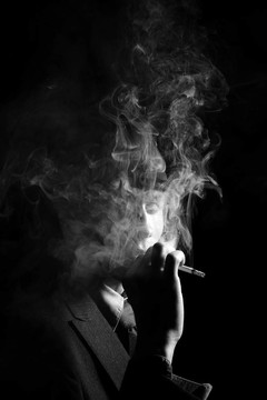 一個戴著灰色帽子的男人