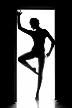 一個美麗的年輕女人的輪廓