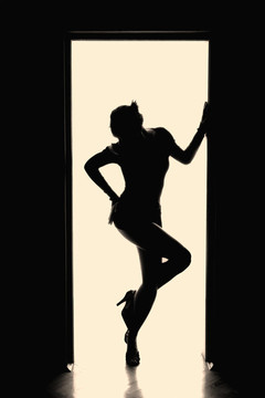 一個美麗的年輕女人的輪廓