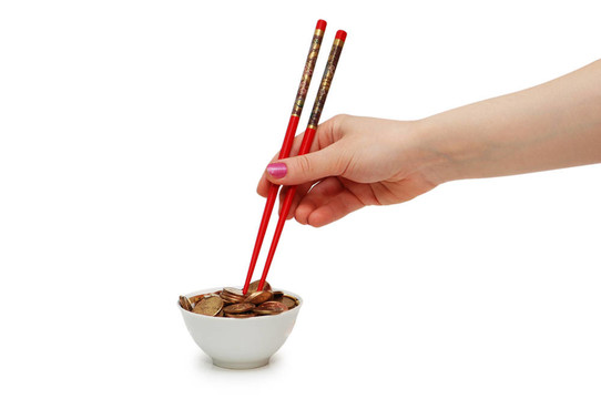 手用紅色筷子吃金幣