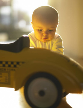帶玩具車的嬰兒