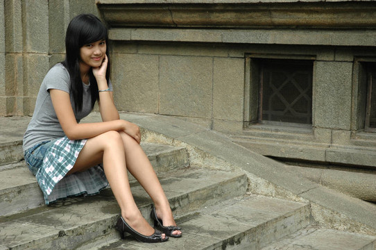 年輕的女士坐在公園里