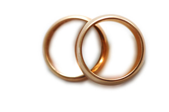 白色淺深的結(jié)婚戒指