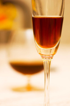 淺自由度桌上的酒杯