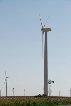 風(fēng)力發(fā)電機(jī)與風(fēng)車尺寸比較