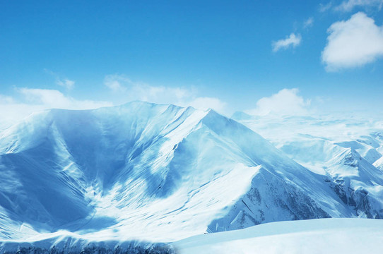 在冬天的雪下的高山