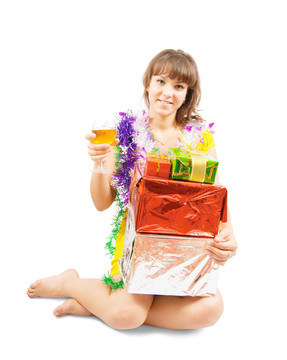 性感女孩在黃色禮服與禮物盒