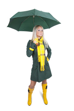 帶雨傘的綠色外套的女孩