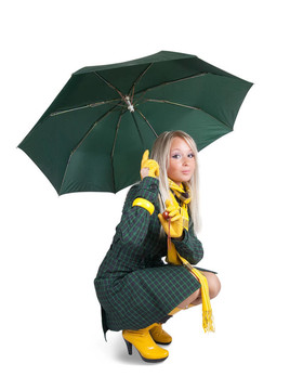 穿著綠色外套的女孩穿著白色的雨傘