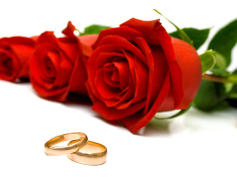 結婚戒指和紅玫瑰