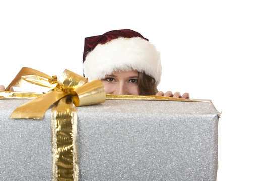 Santa Claus Woman藏在圣誕禮物后面
