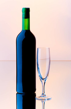 瓶子和酒杯的反光背景