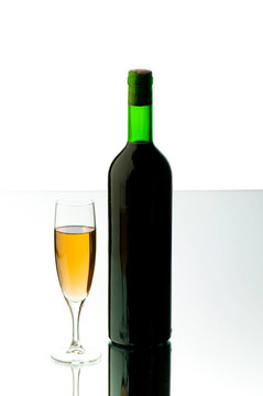 瓶子和酒杯的反光背景