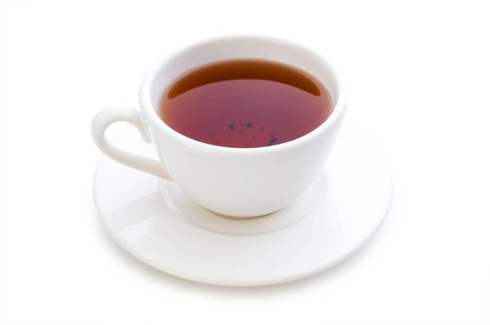 在白色上隔離的一杯茶