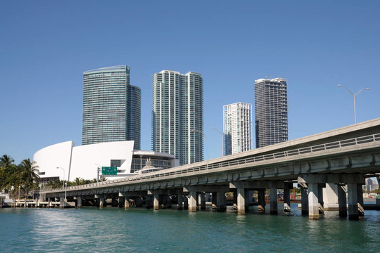 邁阿密市中心與前臺(tái)比斯坎灣橋；美國(guó)佛羅里達(dá)州