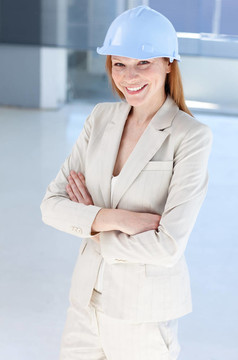 漂亮女建筑師戴著一頂硬帽子