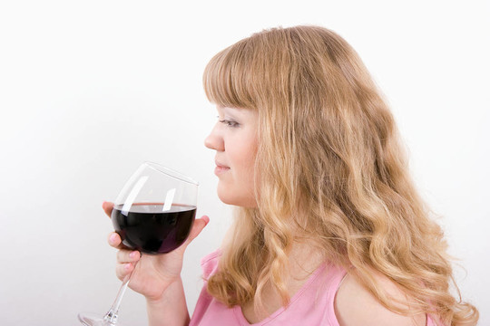 年輕的女人帶著酒杯