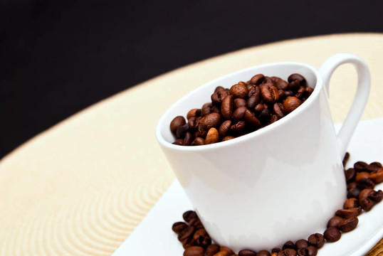 咖啡杯和咖啡豆