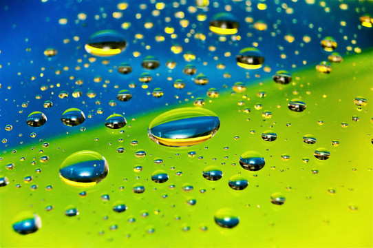 玻璃上的彩色雨滴