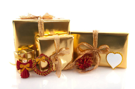 金色圣誕禮物配紅色飾品