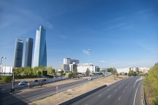 高速公路和摩天大樓