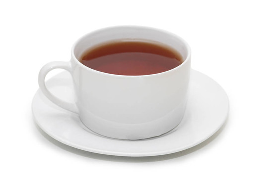 在白色上隔離的一杯茶