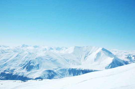 在冬天的雪下的高山