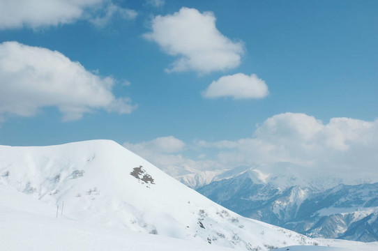 冬日的雪下群山
