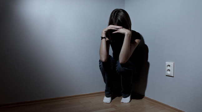 患有嚴(yán)重抑郁癥的年輕婦女