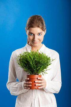 帶植物的女人