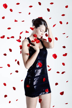 玫瑰花瓣的女人