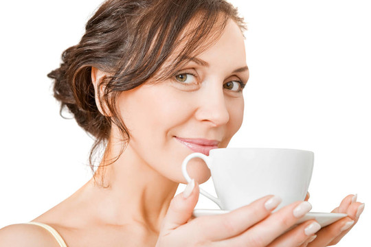 年輕的女人喜歡喝一杯茶