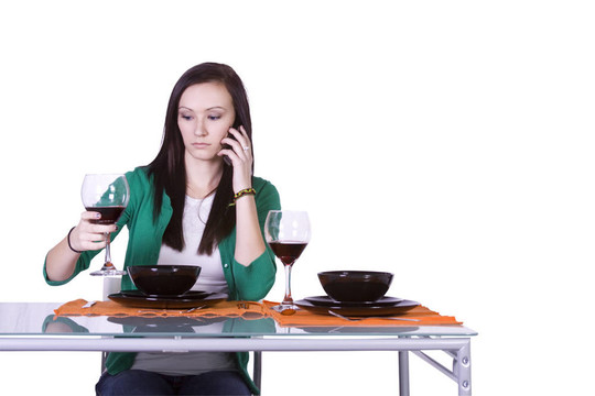 美麗的女人打電話給她的丈夫