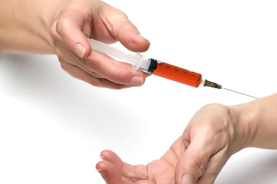 注射器在手的特寫(xiě)
