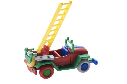 白色背景上的玩具消防車