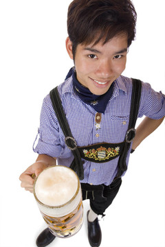 亞洲男子拿著啤酒斯坦到相機(jī)的幸福笑容。白色孤立。