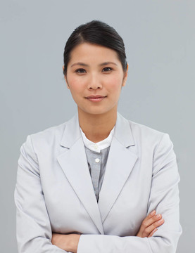 自信的女商人抱著胳膊對著鏡頭微笑