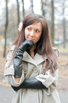 一個(gè)年輕女人的戶外肖像
