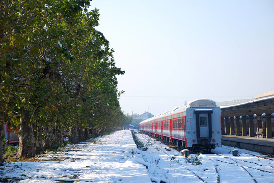 冬季站臺上的紅色列車