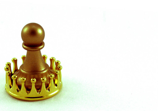 一个有点金色王冠的棋子