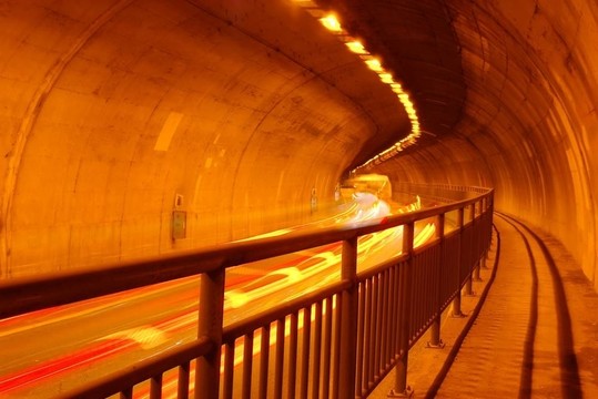 隧道內(nèi)部和燈光