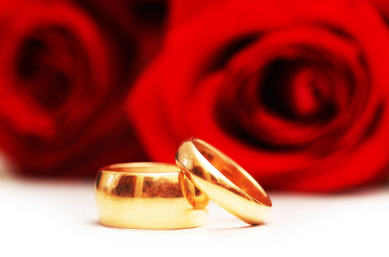兩枚結(jié)婚戒指和白色的紅玫瑰