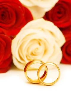 白色的玫瑰和結婚戒指