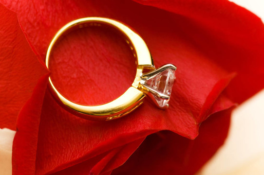 紅玫瑰花瓣上的結(jié)婚戒指